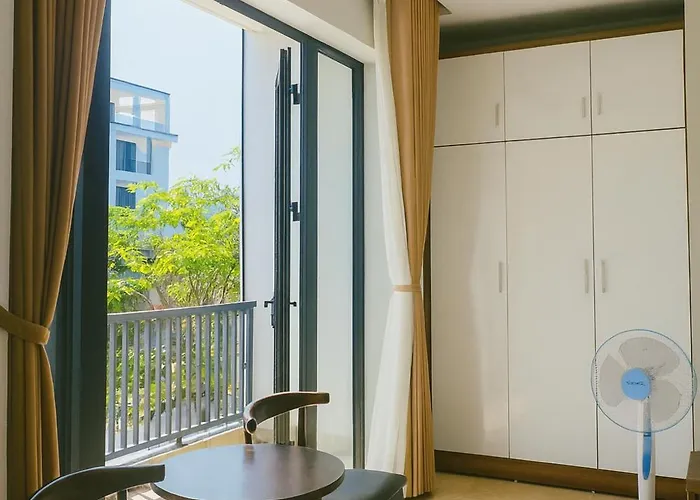 Square Hotel *