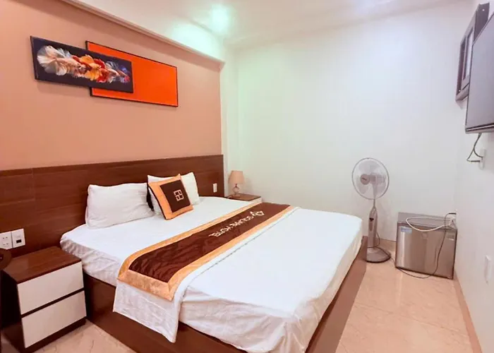 Square Hotel *