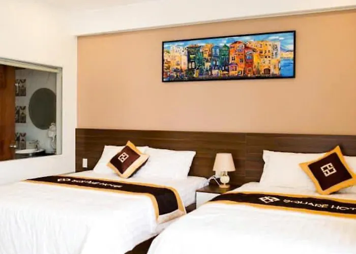 Square Hotel *